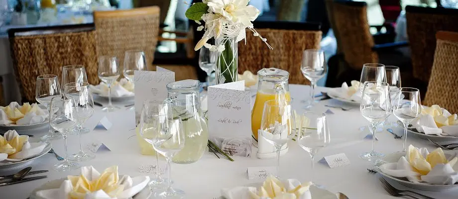 Sektgläser und Weingläser aus Kunststoff