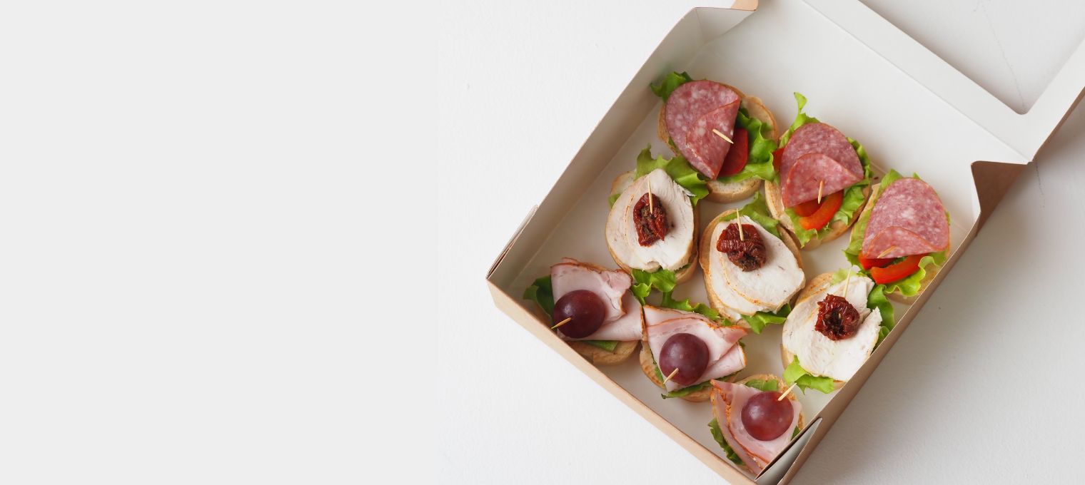 Catering Kartons kaufen Catering Kartons gefüllt mir belegten Brötchen