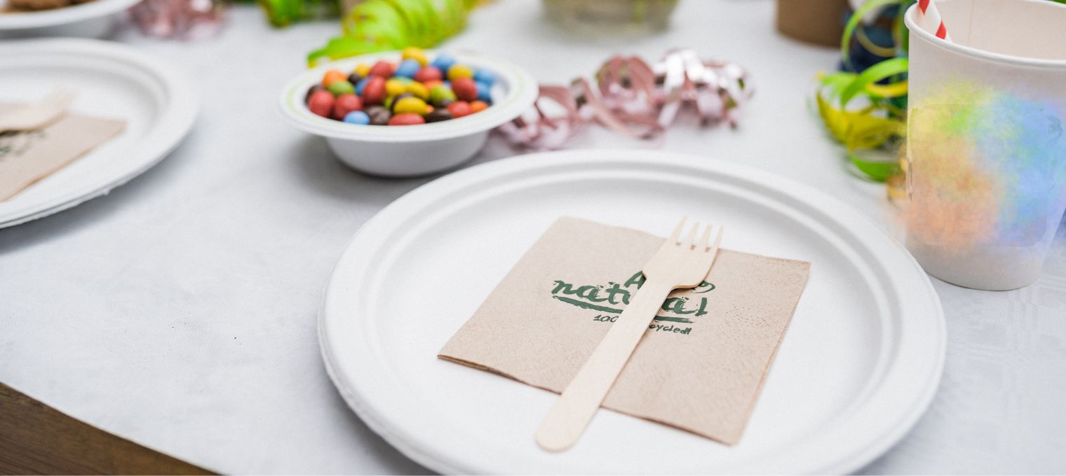 Bagasse Teller mit Serviette und Besteck angerichtet Bagasse Teller & Schalen kaufen