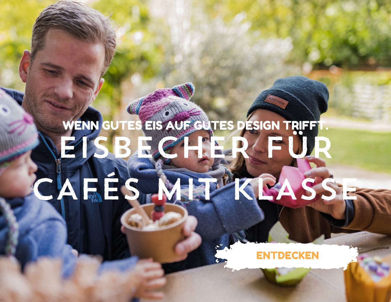Familie hält leckere Eisbecher in der Hand