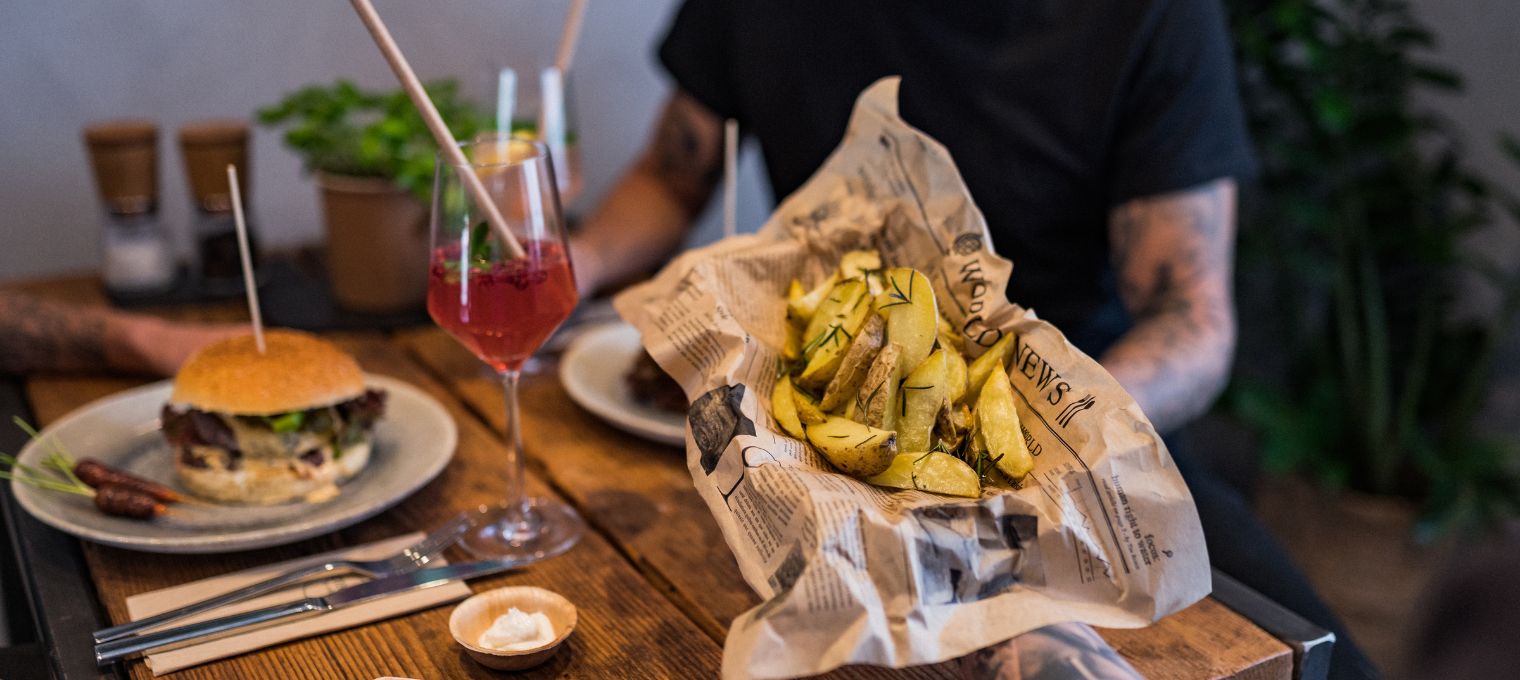 Pommes in Einschlagpapier und Pommesschale Pommesschalen preiswert bestellen