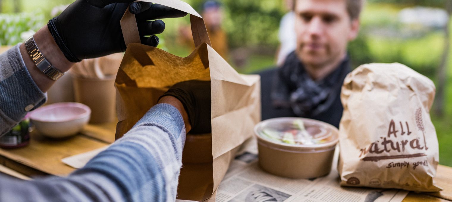 Papiertragetaschen befüllt mit to-go-Food Papiertragetaschen kaufen