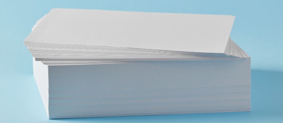 Stapel kopierpapier auf blauem hintergrund Kopierpapier online kaufen