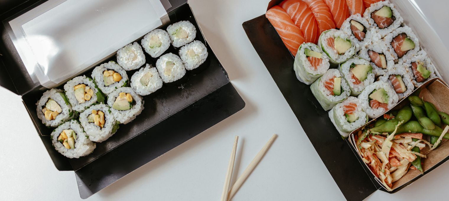 Schwarze Sushi Kartonboxen gefüllt Schwarze Sushi Kartonboxen gefüllt