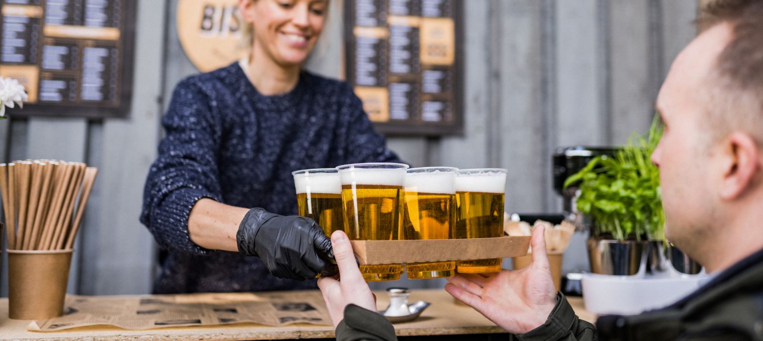 Plastikbecher mit Bier gefüllt Plastikbecher kaufen